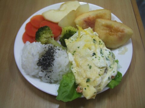 ごはんと、鮭豆腐ブロッコリ青海苔オムレツ、野菜